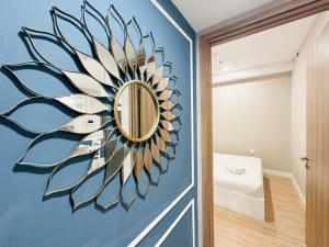un espejo en una pared azul en un pasillo en Tommy Home in Soho Central Distric 1 SaiGon, en Ho Chi Minh