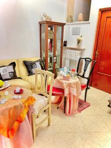 a living room with a table and a couch at CASA MILAN DA mariella in Palo del Colle