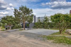 ヴィリニュスにあるNiwaki Sodai No 1 by URBAN RENTの目の前にたくさんの木々が茂る建物