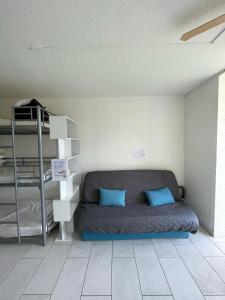 - une chambre avec un lit doté d'oreillers bleus dans l'établissement Cap Confort, au Cap d'Agde 24 autres photos