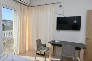 Μια τηλεόραση ή/και κέντρο ψυχαγωγίας στο EROS HOTEL Ksamil