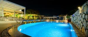 Bazen u ili blizu objekta Akis Hotel