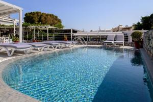 Bazen u ili blizu objekta Akis Hotel