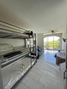 Cet appartement comprend une chambre avec deux lits superposés et un salon. dans l'établissement Cap Confort, au Cap d'Agde