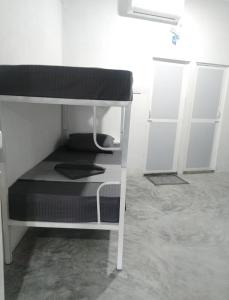 Кровать или кровати в номере AIRPORT TATTOO HOSTEL BY Tattoo Babu Pvt Ltd +1 фотография