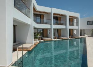 A piscina localizada em Nuca Mykonos ou nos arredores