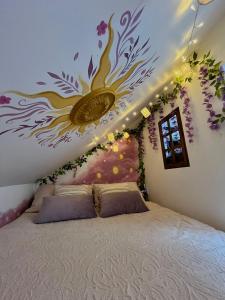 ein Schlafzimmer mit einem Bett mit einem Blumenwandbild an der Wand in der Unterkunft Maison 15 minutes de Disney le refuge des contes Parking gratuit Wifi in Mareuil-lès-Meaux