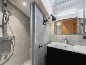 Kúpeľňa v ubytovaní Duplex avec espace détente, piscine et 4 chambres à Megève - FR-1-569-66