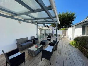 taras z kanapą, krzesłami i stołem w obiekcie Villa spacieuse avec jacuzzi, à 200m de la plage à Capbreton - FR-1-413-209 w mieście Capbreton