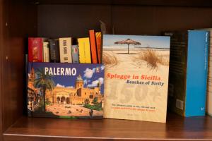 tre libri seduti su uno scaffale di Antadia a Palermo
