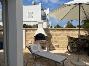 En terrasse eller udendørsområde på Villetta Kalamia - Piscina privata By Cala Salento