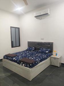 Ένα ή περισσότερα κρεβάτια σε δωμάτιο στο Kamal kishori Dham Guest house