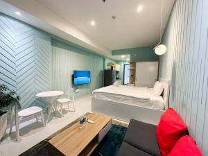 Un dormitorio con una cama, un sofá y un televisor. en Tommy Home in Soho Central Distric 1 SaiGon, en Ho Chi Minh