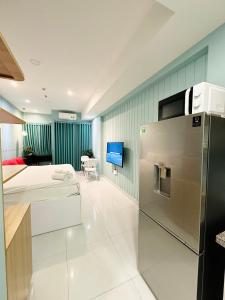 cocina con nevera y sala de estar. en Tommy Home in Soho Central Distric 1 SaiGon, en Ho Chi Minh