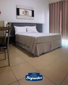 En eller flere senge i et værelse på Hotel Yoguedes