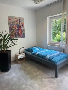 een slaapkamer met een bed en een raam bij Pension Leipzig Ost in Borsdorf