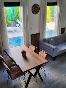 Un comedor con mesa y sillas de madera. en Villa Koyuncu, en Dalaman 11 fotos más
