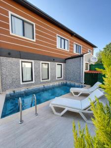 Casa con piscina y 2 tumbonas en Villa Koyuncu, en Dalaman