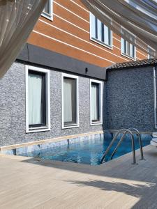 una piscina frente a un edificio en Villa Koyuncu, en Dalaman