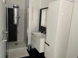 Phòng tắm tại Appartement centre ville Orange +8 ảnh