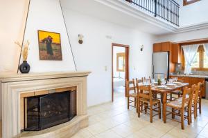 Φωτογραφία από το άλμπουμ του Villa Eleftheria: 5 bedroom villa with Pool & Jacuzzi in Panormo! στον Πάνορμο Ρεθύμνου