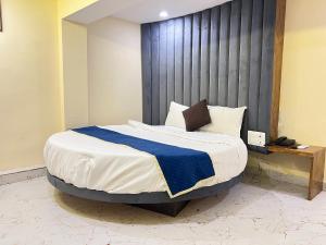 Postel nebo postele na pokoji v ubytování Hotel Crystal Goregaon West Link Road, Mumbai