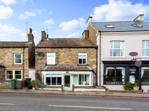 ein altes Backsteingebäude an der Straßenseite in der Unterkunft The Nook by Luxury Travel Emporium in Askrigg