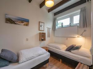 Ένα ή περισσότερα κρεβάτια σε δωμάτιο στο Bungalow Sint Maartenszee near the Beach
