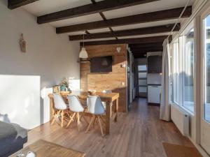 Η κουζίνα ή μικρή κουζίνα στο Bungalow Sint Maartenszee near the Beach