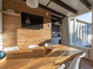 Μια τηλεόραση ή/και κέντρο ψυχαγωγίας στο Bungalow Sint Maartenszee near the Beach