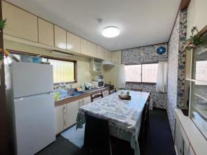 Cucina o angolo cottura di 同樺順荘三番館 草津温泉街周辺一軒家10人以上収納