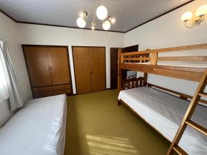 Letto o letti in una camera di 同樺順荘三番館 草津温泉街周辺一軒家10人以上収納