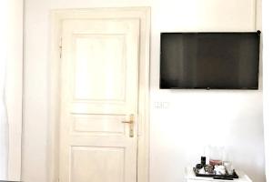 Televisyen dan/atau pusat hiburan di Oleander Romantic studio for 2 people with pool