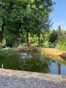 Φωτογραφία από το άλμπουμ του La biche au bois piscine chauffee jacuzzi σε Cazals