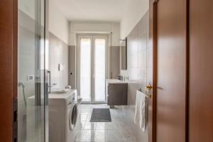 a bathroom with a sink and a washing machine at Como Lake, 6 Posti, Vista Monti, Clima e Garage in Lecco +21 photos