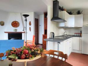 Un bol de fruta en una mesa de cocina. en IseoLakeRental - La Casina, en Riva di Solto