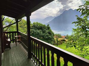 Un porche de una casa con vistas a las montañas. en IseoLakeRental - La Casina, en Riva di Solto 10 fotos más