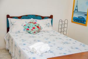 a bed with towels and a pillow on it at Casa c Wifi, churrasq, pisc, redario, Pet friendly in Benfica