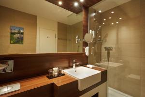 Koupelna v ubytování H+ Hotel & SPA Engelberg