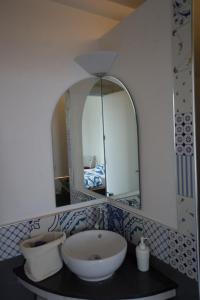 y baño con lavabo y espejo. en Attico San Mattia, en Nápoles