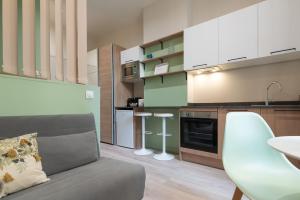 un salon avec un canapé et une cuisine dans l'établissement Let's- 2 and 1 - Sweet Voltaire, à Lyon 3 autres photos