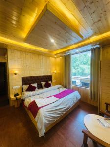 Postel nebo postele na pokoji v ubytování Himalayan Regency #nearmallroad #primelocation