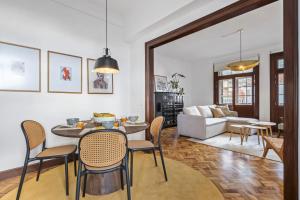 Ruang duduk di Zino Apartment A - By Wehost
