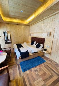 Postel nebo postele na pokoji v ubytování Himalayan Regency #nearmallroad #primelocation