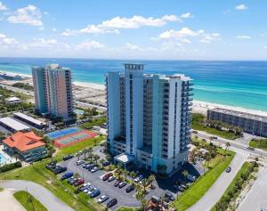 Emerald Dolphin Unit 1450 في شاطئ بينساكولا: اطلالة جوية على مبنى مجاور للمحيط