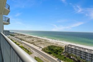 Emerald Dolphin Unit 1450 في شاطئ بينساكولا: اطلالة على الشاطئ من شرفة الشقة +51 صورة