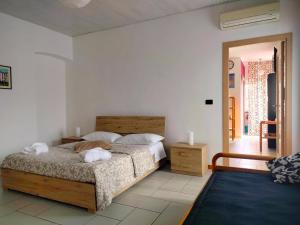 トリノにあるSan Martino sweet homeのベッドルーム1室(ベッド2台付)、パティオへのドアが備わります。