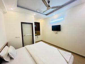 TV a/nebo společenská místnost v ubytování Hotel Diamond - Mayur Vihar + 22 fotografií