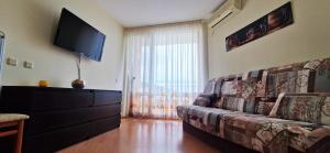 Μια τηλεόραση ή/και κέντρο ψυχαγωγίας στο Imperial Sea View Apartment