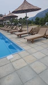 Bazén v ubytování 3 Bungalows at Mali Camping Kruje nebo v jeho okolí